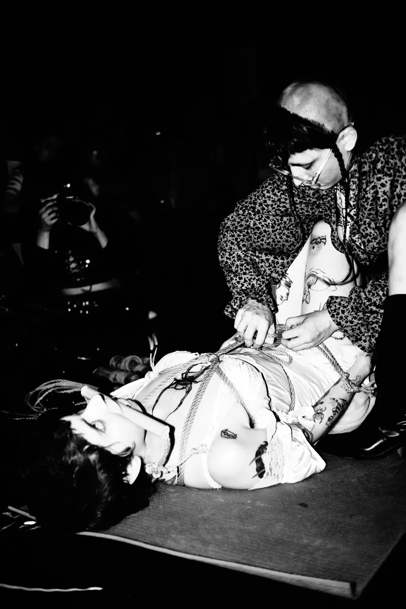 Performance shibari